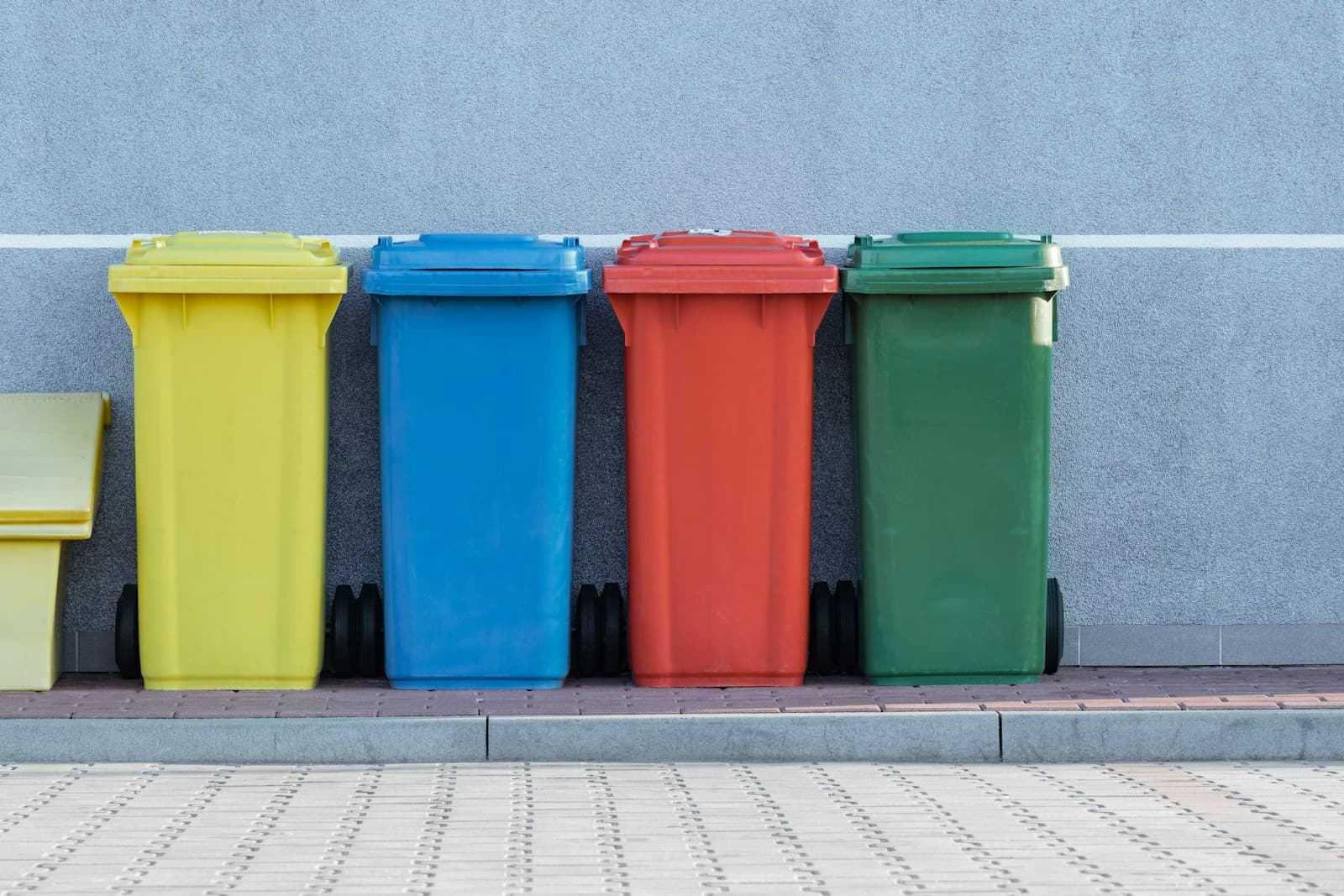 Fire fargede avfallscontainere for kildesortering — illustrasjonsfoto