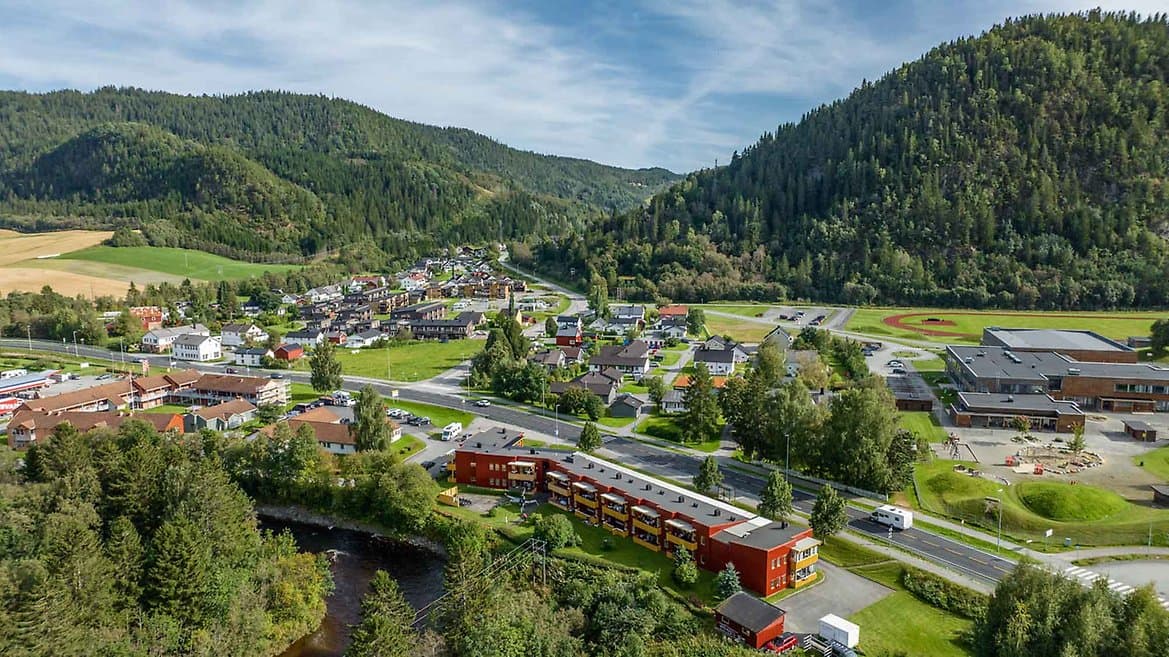 Dronefoto over Lundamo tettsted og næringsareal ved Gaula
