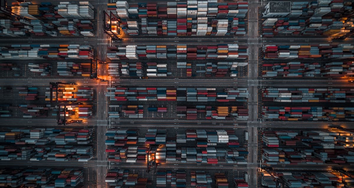 Flyfoto av et boligområde med rekkehus og veger — illustrasjonsfoto