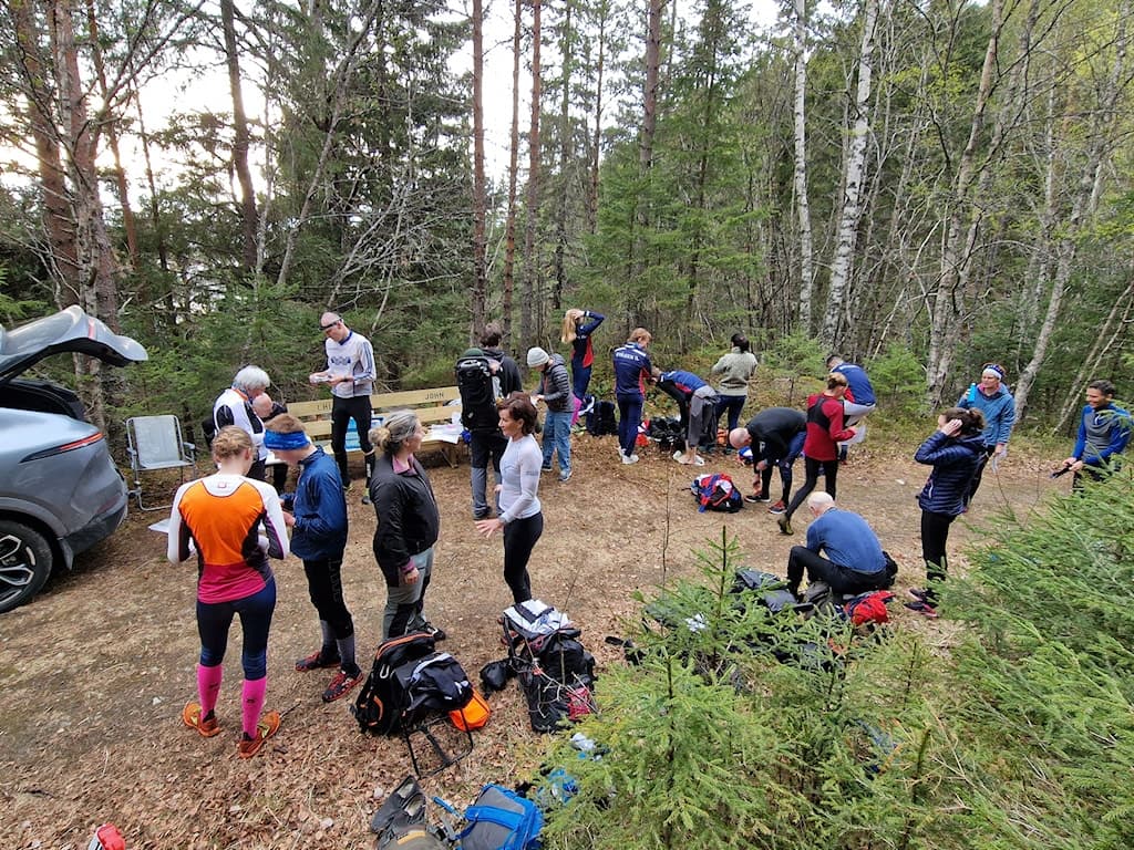 Løpere gjør seg klare til orienteringsstart på samlingsplass i skogen på Rye
