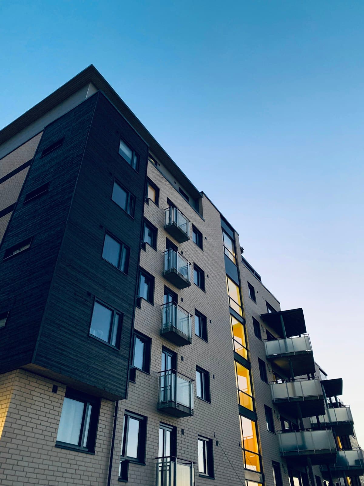 Eksteriør av et moderne omsorgsbygg — illustrasjonsfoto