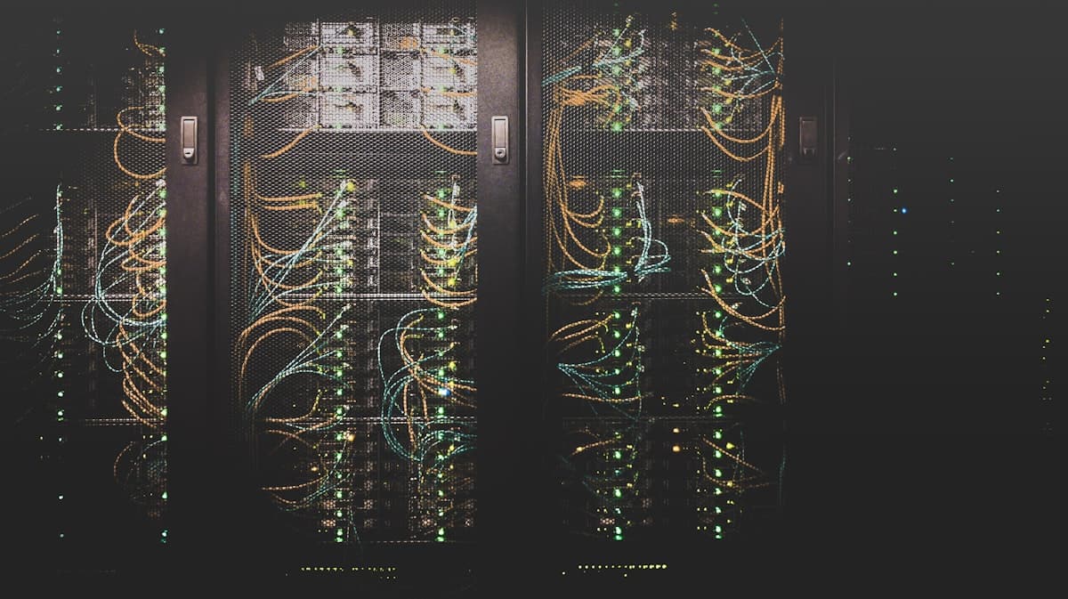 Abstrakt nettverk av datanoder som illustrerer digitale tvillinger og organisasjonsminne