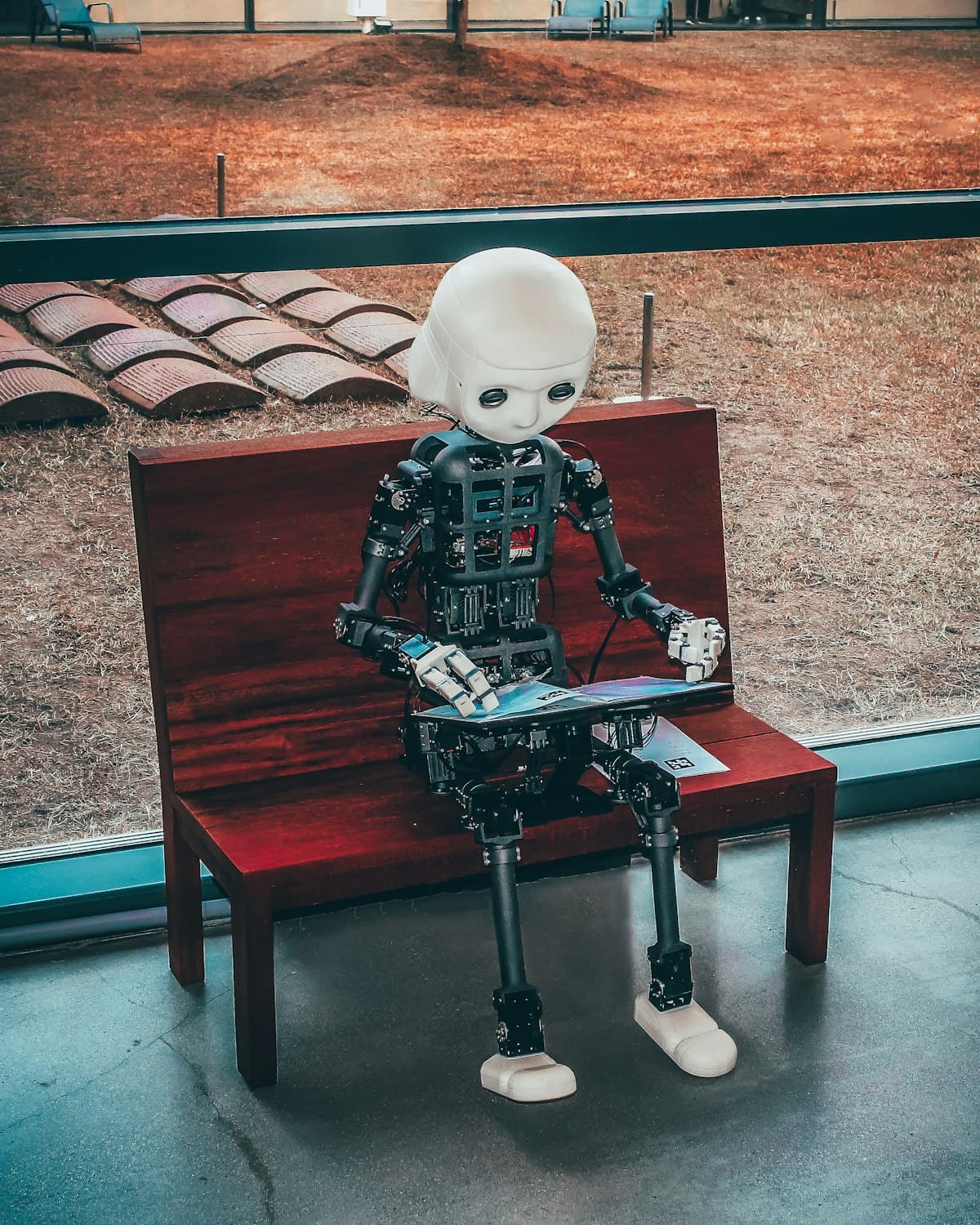Kunstig intelligens møter menneskehånd – illustrasjon av KI i arbeidslivet